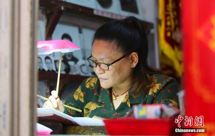 중국 장시의 민간 수공업자, 도자기 그림에 모든 인생 바쳐