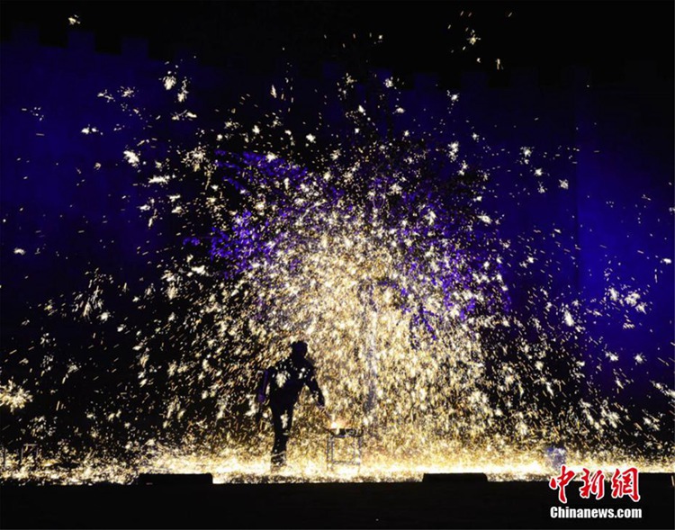 중국 둔황서 재현된 천년 전통의 민속기예 ‘다톄화’ 공연