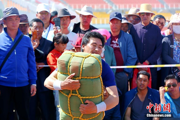 중국 칭하이성 소수민족 ‘장사’ 샌드백 150kg 들기 도전