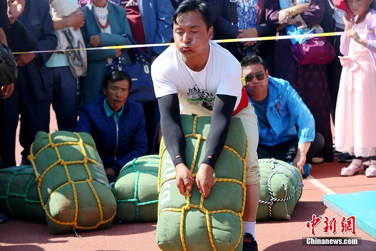 중국 칭하이성 소수민족 ‘장사’ 샌드백 150kg 들기 도전