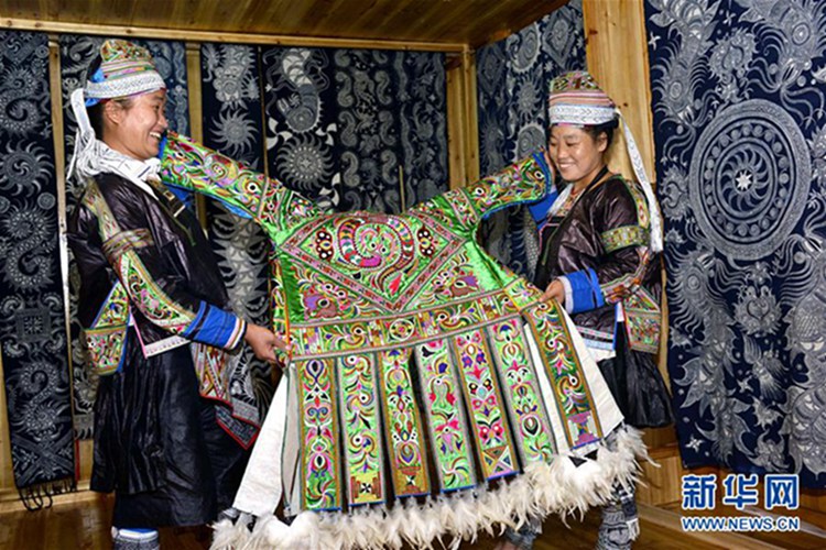 1벌에 수백만 원 호가하는 묘족 전통의상 ‘바이냐오이’, 구이저우 룽장 공방 공개