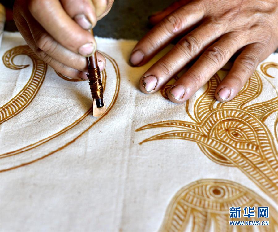 1벌에 수백만 원 호가하는 묘족 전통의상 ‘바이냐오이’, 구이저우 룽장 공방 공개