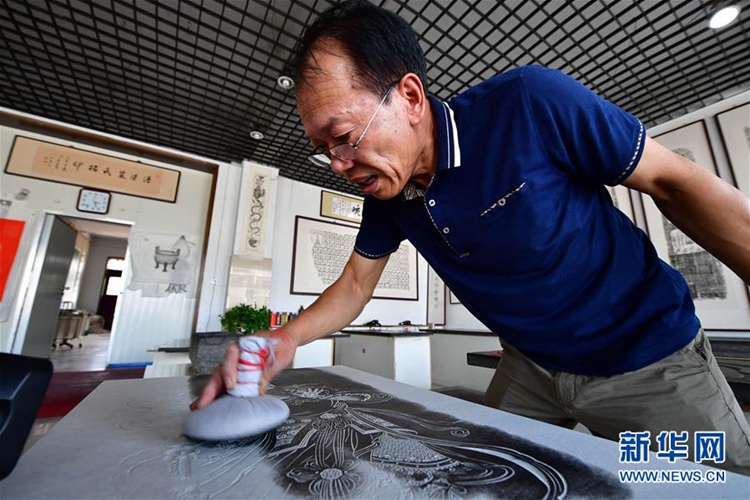 중국 허난 60대 ‘전척의 달인’, 기묘한 탁본의 세계