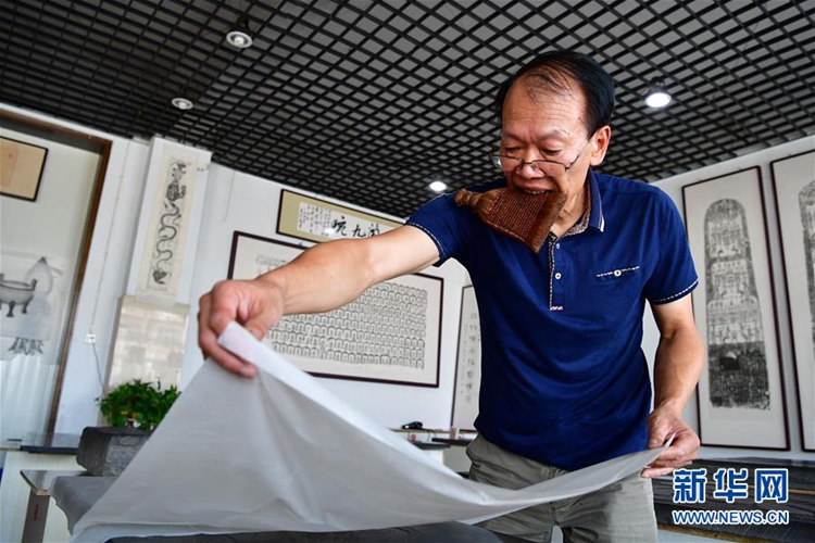 중국 허난 60대 ‘전척의 달인’, 기묘한 탁본의 세계