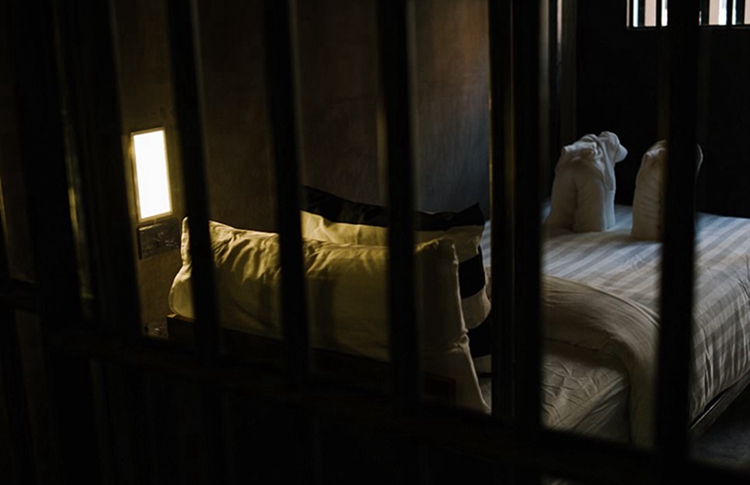 태국 짜릿한 ‘감옥 테마’ 호텔, 죄수복+죄수 사진 제공