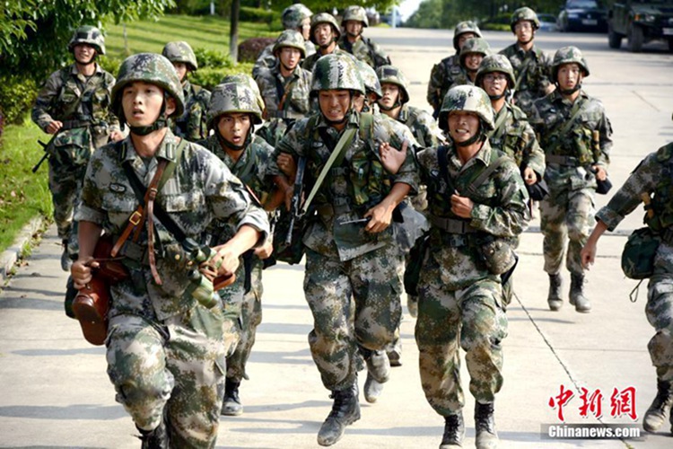 중국 군사학교 졸업생들의 ‘포탄 속’ 졸업식 현장 공개
