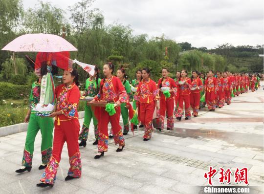 음력 7월 1일, 간쑤(甘肅, 감숙)성 시허(西和)현의 젊은 여성들이 노래와 춤을 선보이며 ‘치차오(乞巧, 걸교)’를 하는 모습