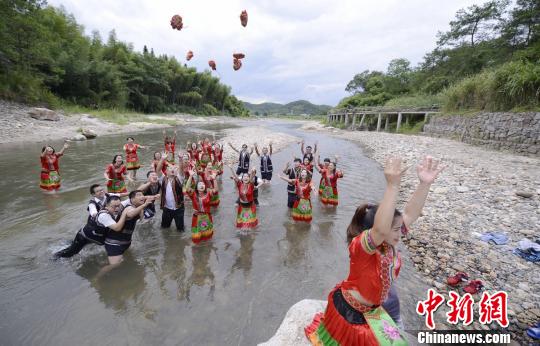 칠월칠석 후난 주룽강서 펼쳐진 ‘구혼 공세’, 사랑으로 알아보는 중국 문화