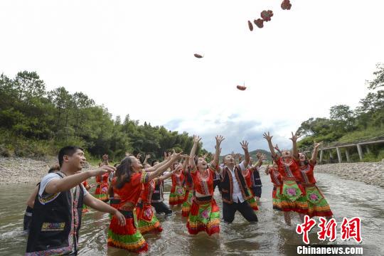 칠월칠석 후난 주룽강서 펼쳐진 ‘구혼 공세’, 사랑으로 알아보는 중국 문화