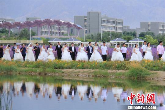 간쑤서 로맨틱한 꽃밭 배경으로 50여 쌍의 합동 결혼식 열려  
