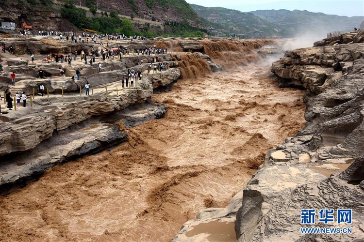 폭우로 수량 급증한 황허강 ‘후커우폭포’, 황색 폭포의 위엄!