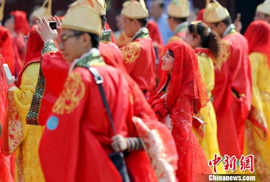 중국 시안: 음력 7월 7일 ‘칠석’ 맞아 개최된 합동결혼식