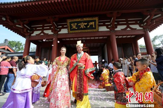 중국 시안: 음력 7월 7일 ‘칠석’ 맞아 개최된 합동결혼식