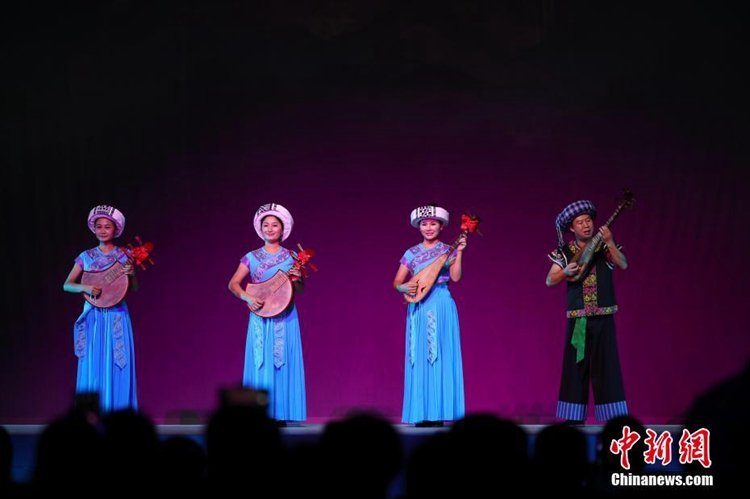 포의족(布依族) 악무 ‘산수팔음’ 구이저우 싱이서 공연