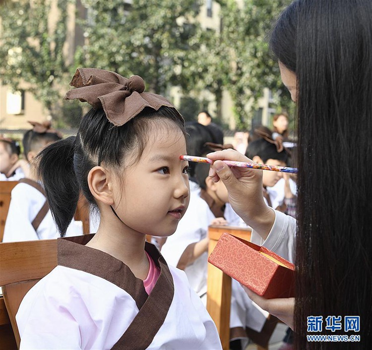 베이징 1학년 신입생: 사람 ‘人’자 쓰기로 입학 계몽교육 시작