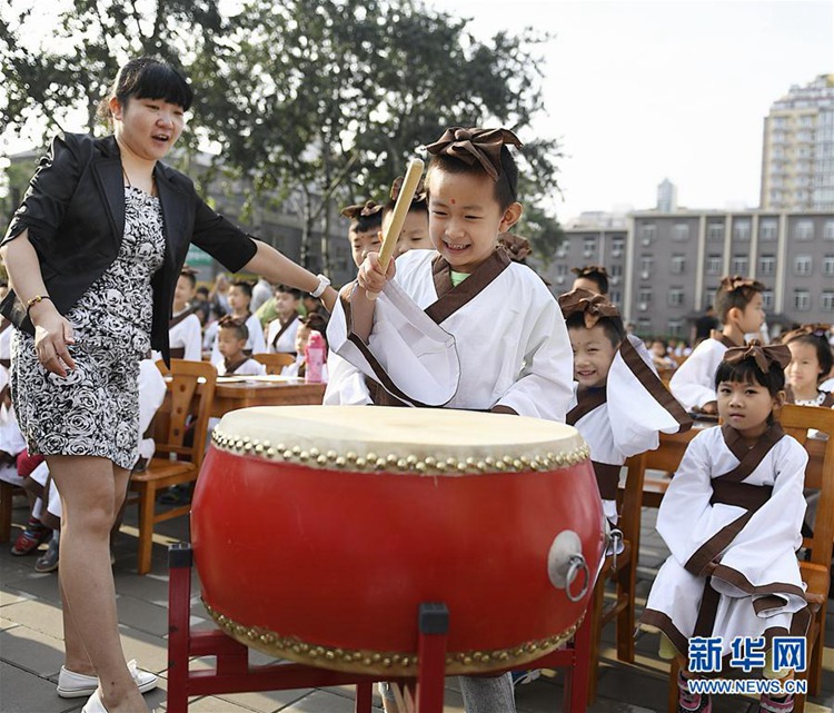 베이징 1학년 신입생: 사람 ‘人’자 쓰기로 입학 계몽교육 시작