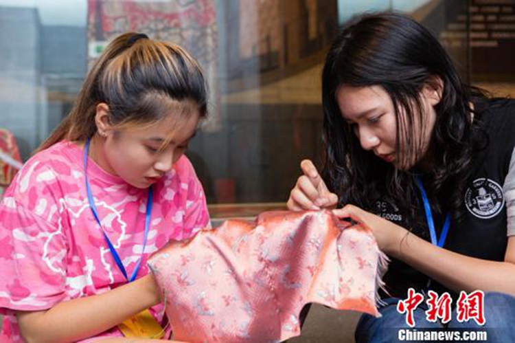 쓰촨 채색비단 ‘촉금’ 배우러 청두 찾은 타이완 학생들