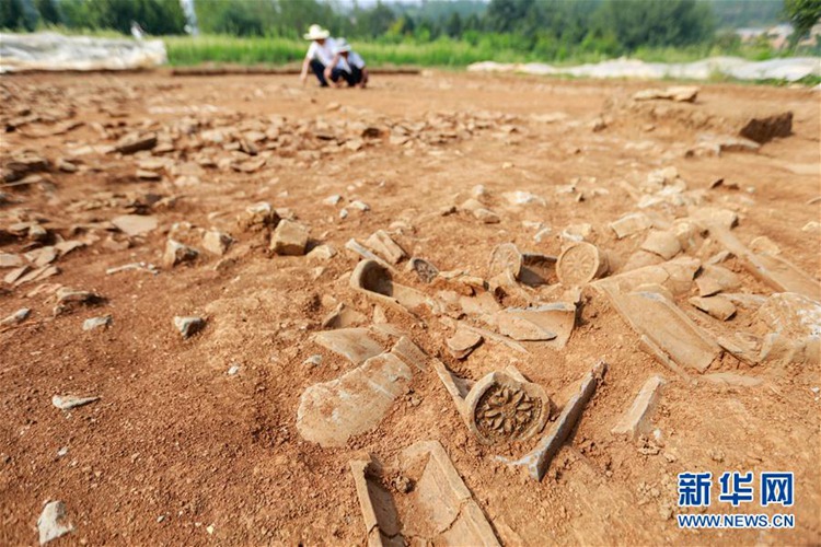 8월 22일, 한 직원이 도량궁(都梁宮) 유적지에서 발굴 작업을 진행하고 있다.