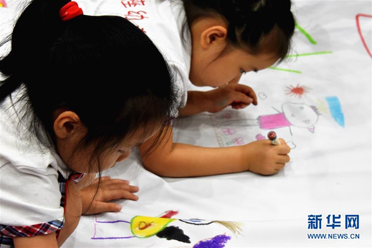산둥 지난 유치원 어린이들이 펼치는 ‘그래피티 아트’