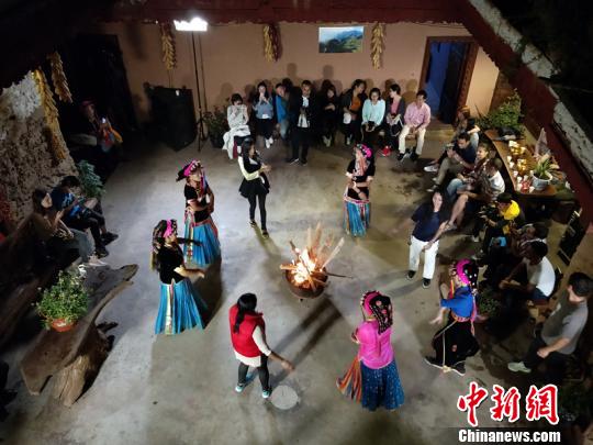 10개국 유학생들이 참가한 ‘체험 중국•쓰촨 여행기’, 장족 문화체험