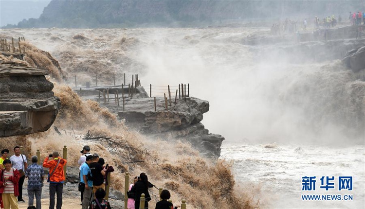 9월 4일, 관광객들이 황허(黃河, 황하)강 후커우(壺口)폭포를 구경하고 있다.