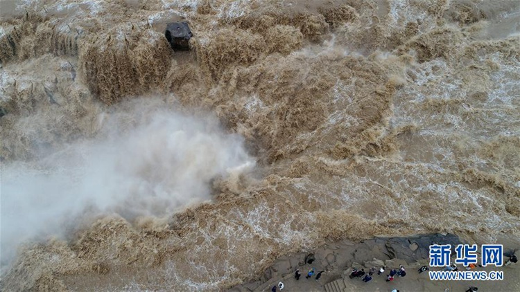 수량 증가로 웅장한 모습 선보이는 ‘후커우폭포’, 관광객 몰려
