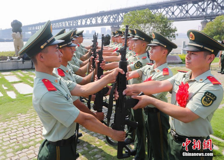 중국 군인들의 ‘제대 시즌’, 제대 앞둔 대원들의 특별한 작별 인사