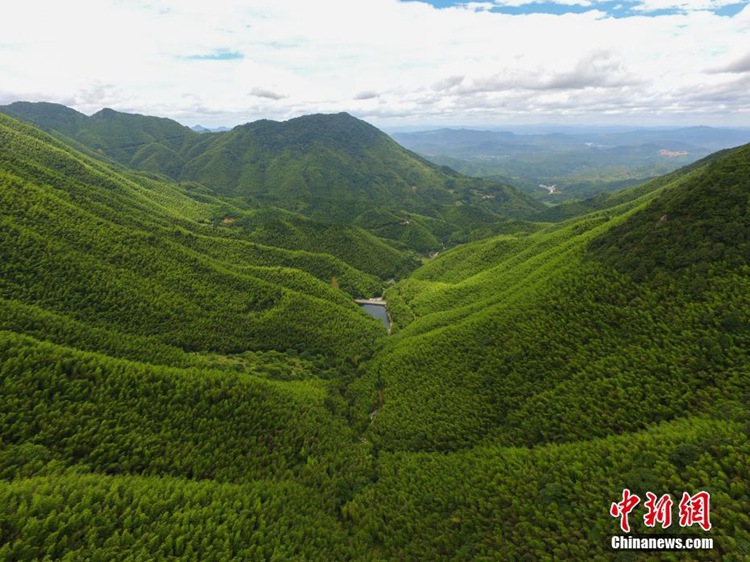 간장(贛江)강 수원 상공에서 내려보면 수려한 풍경을 볼 수 있다. 간장강은 흔들리는 옥대와 같은 모습을 하고 있으며 높낮이가 다른 산들을 가로지르고 있다. 