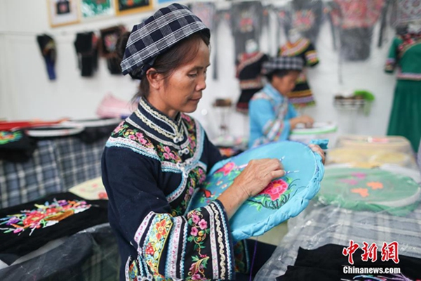 구이저우 왕모현: 포의족 여성 자수 작품…‘부자의 길’로 인도