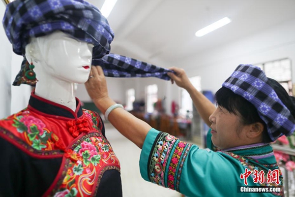 구이저우 왕모현: 포의족 여성 자수 작품…‘부자의 길’로 인도