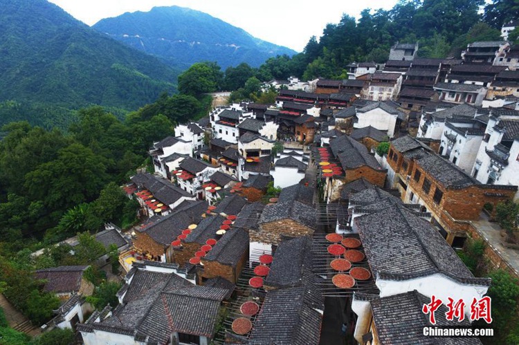 ‘중국에서 가장 아름다운 마을’ 우위안 황링촌의 가을 풍경…농작물 말리기