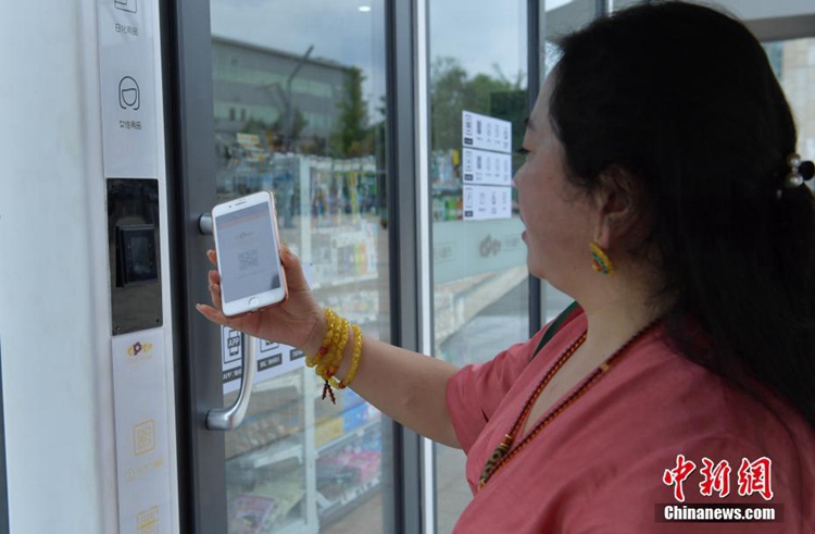 쓰촨 청두에 첫 등장한 무인 슈퍼마켓, 시민들 호기심에 장사진