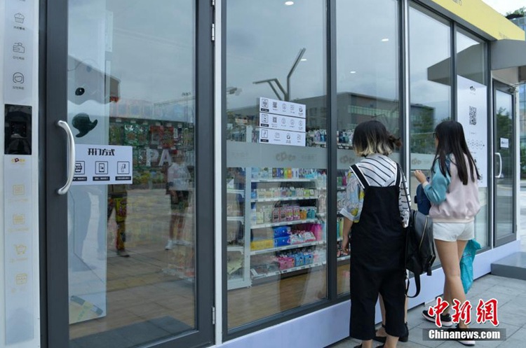 쓰촨 청두에 첫 등장한 무인 슈퍼마켓, 시민들 호기심에 장사진