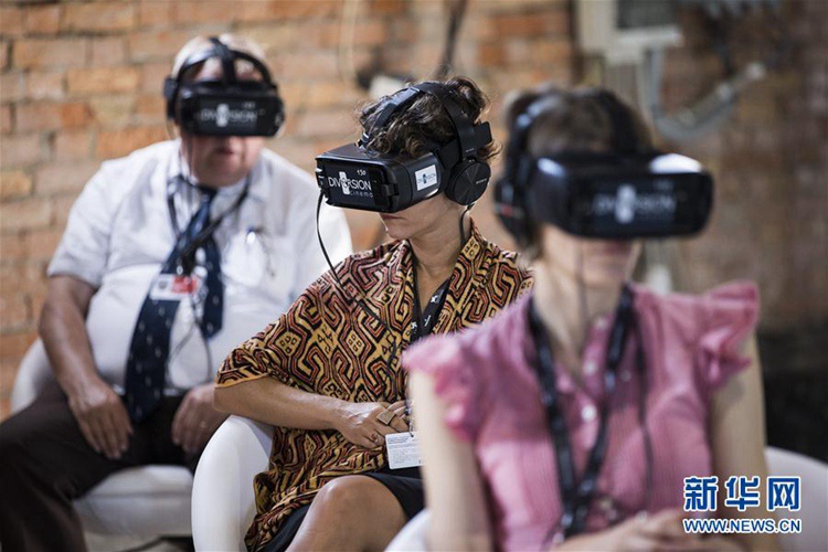 베니스 국제 영화제에 도입된 VR 영화, ‘관람+체험’