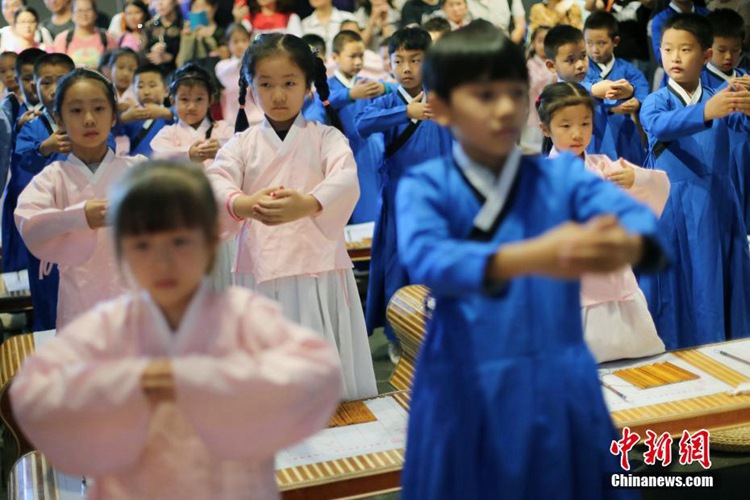 ‘중국 예절’ 배우기 위해 난징 대보은사 찾은 어린이들