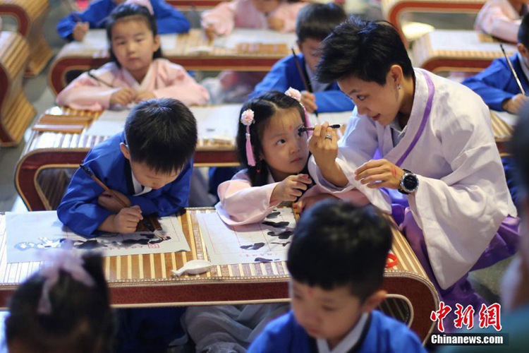 ‘중국 예절’ 배우기 위해 난징 대보은사 찾은 어린이들
