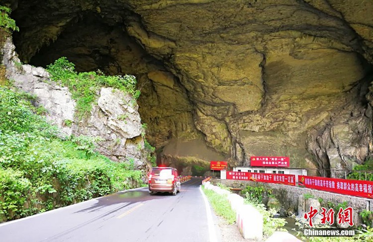 석회동굴 입구의 가장 높은 부분에는 종유석으로 가득하다.