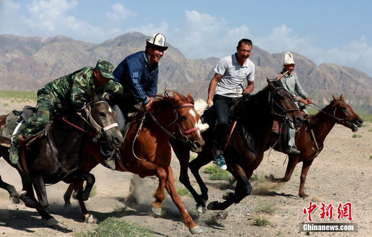 중국 신장 서부 국경지역, ‘구얼방제’ 맞아 유목민족VS군인 ‘양 뺏기’ 한 판!