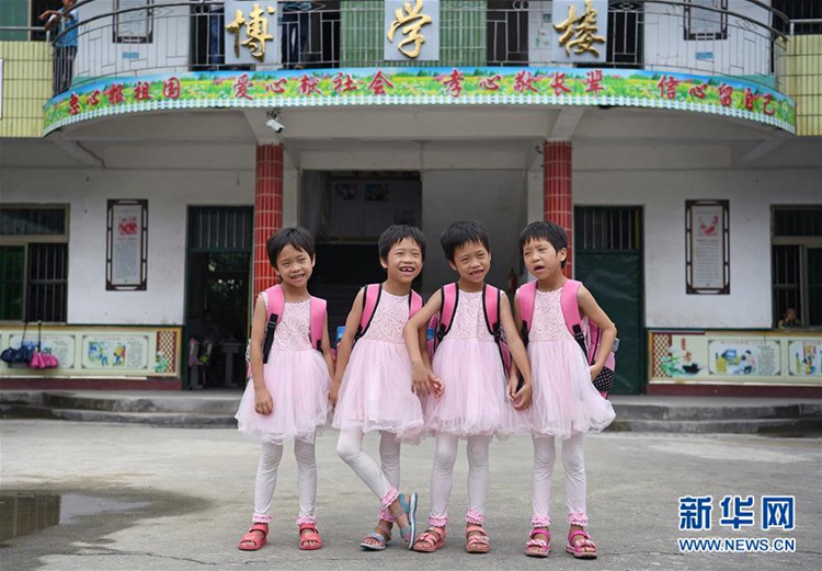 네쌍둥이 딸들이 다니는 초등학교에서 기념사진 촬영(9월 7일)