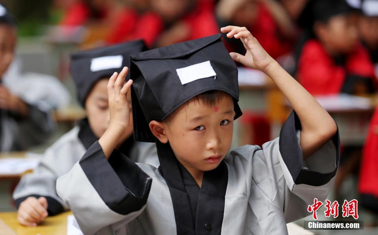 중국 광시 초중학교 입학식, 한푸 입고 전통의식 재현