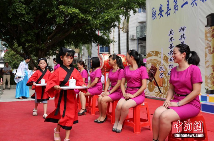 중국 광시 초중학교 입학식, 한푸 입고 전통의식 재현