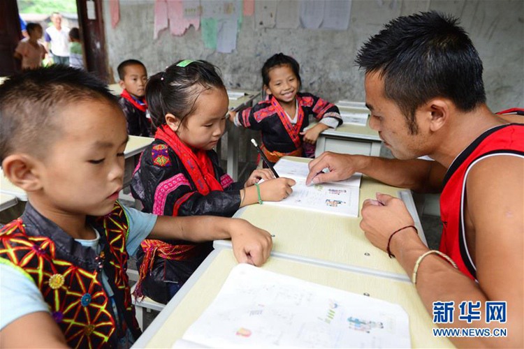 중국 구이저우 ‘미니초등학교’ 새 책상 소원 이뤄