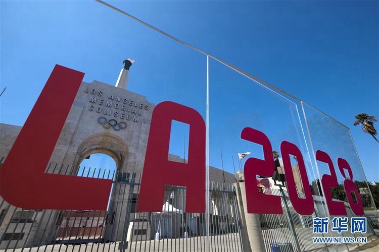 LA 메모리얼 콜리세움 성화 점화, 2028년 올림픽 개최 축하