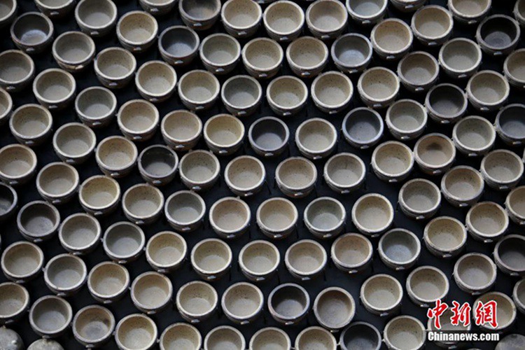 중국 정저우 뚝배기 2천 개로 만든 ‘화씨벽’ 등장