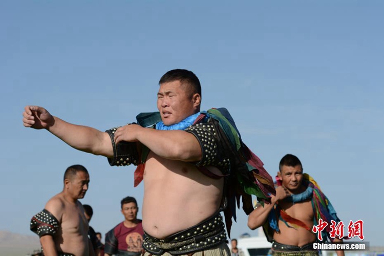 중국 각지 몽고족 씨름 선수들 간쑤 쑤베이에 모여 기량 겨뤄