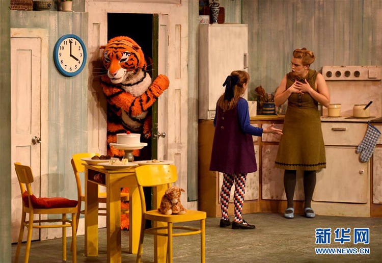 英 그림책 각색 아동극 ‘간식 먹으러 온 호랑이’ 베이징서 공연