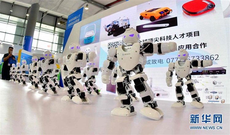 스마트 로봇이 난닝(南寧) 국제컨벤션센터에서 군무를 추고 있다.