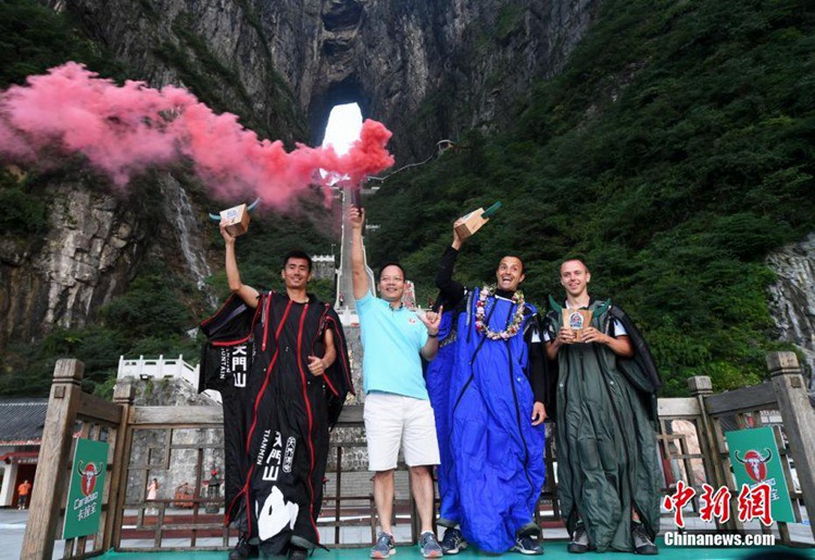 중국 장가계서 열린 윙슈트 플라잉 세계선수권 ‘인간 다트’ 시합