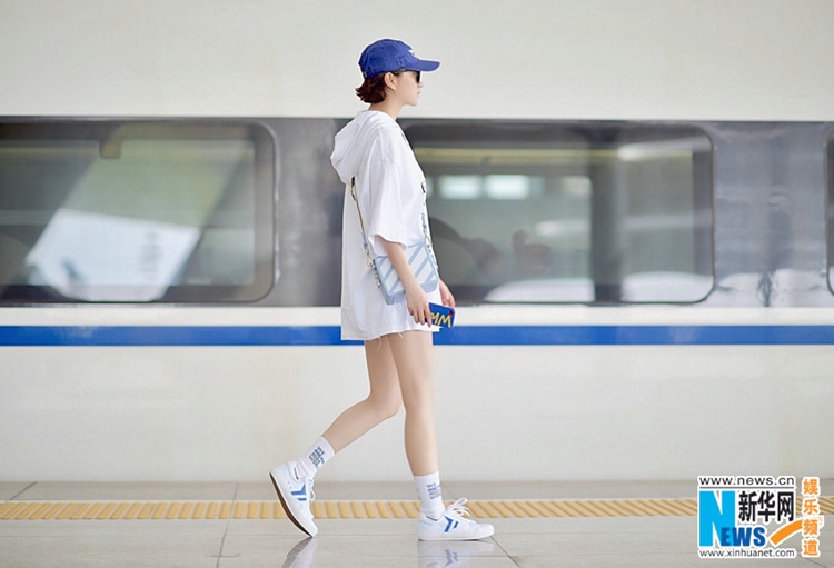 단발에 야구모자 매칭한 징톈, ‘귀여운 힙합 소녀’