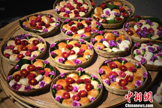 중국 윈난 리장, 꽃으로 만든 월병으로 추석맞이